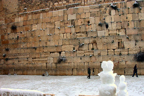 Bức tường Than khóc còn được biết đến với tên gọi Bức tường phía Tây nằm ở Jerusalem, Israel. Ban đầu, công trình này do vua Herod Đại đế cho người xây dựng vào đầu thế kỷ 1 trước công nguyên.