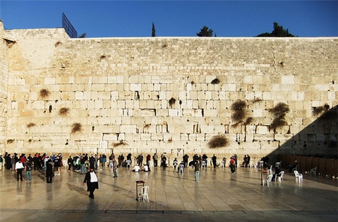 Herod Đại đế đã cho xây dựng 17 hàng tường. Các lớp tường còn lại được xây dựng vào thế kỷ 7 trở đi.