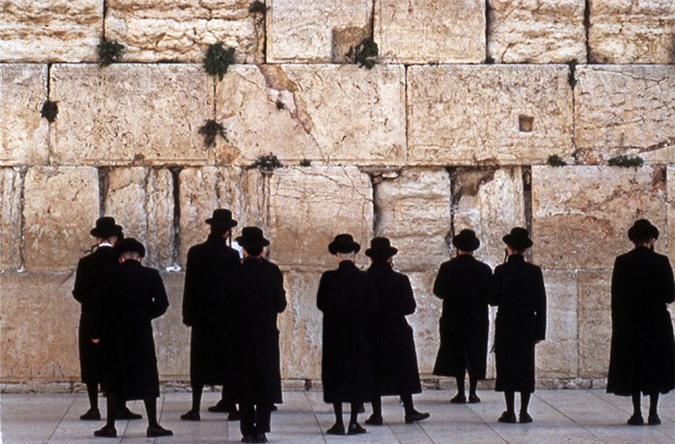 Bức tường cao khoảng 49m, dài 12m. Theo kinh Mishna của người Do Thái, Bức tường phía Tây là nơi ở gần khu vực Thánh Khiết nhất. Người dân Do Thái tin rằng, dù họ ở bất cứ nơi nào cầu nguyện thì những lời cầu nguyện ấy cũng sẽ bay đến bức tường phía Tây rồi lên đến thiên đàng.
