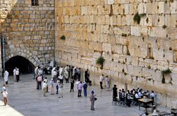 Do đó, trong suốt hàng ngàn năm lịch sử, người Do Thái đến bức tường phía Tây để tạ ơn Thượng Đế cũng như cầu nguyện cho số phận của các quốc gia gặp tai ương, thảm họa...