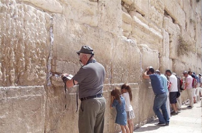 Theo tục lệ của người Do Thái, những người có mong ước nào thiết tha nhất sẽ viết một bức thư rồi nhét vào một khe hở trong bức tường phía Tây. Khi đó, tâm nguyện của họ sẽ được Thượng Đế xem xét.