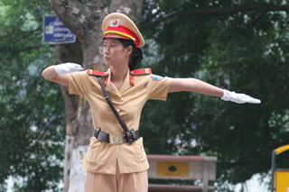 Hà Nội: Nữ cảnh sát xinh đẹp xuống đường