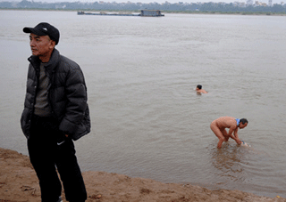  Trời 9 độ C: Người Thủ đô đổ xô ra sông Hồng tắm