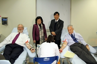 Đại sứ Mỹ hiến máu tình nguyện tại Việt Nam