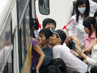 Cảnh sát hình sự xử móc túi trên xe buýt