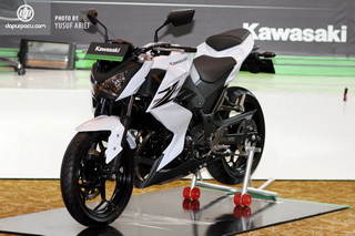 Kawasaki ra mắt xe côn tay Z250 mới