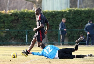 Vừa trở về Ý, Balotelli đã “khai hỏa” cho AC Milan