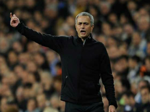 Mourinho nghi ngờ học trò &quot;đâm sau lưng&quot;!