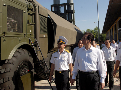 Thủ tướng thăm Đoàn tên lửa hải quân phòng thủ bờ biển