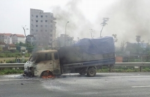 Xe tải bỗng nhiên cháy dữ dội trên Đại lộ Thăng Long