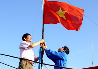 Ngư dân Trường Sa đón nhận 1.000 lá cờ Tổ quốc