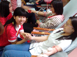 Sinh viên trường Luật hào hứng hiến máu nhân đạo