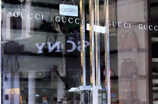 Bắt giam nhân viên buôn lậu hàng hiệu Gucci