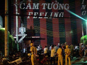 Cảnh sát bất ngờ đột kích quán ba lớn nhất quận Tân Bình