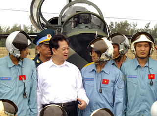 Thủ tướng Nguyễn Tấn Dũng thăm Trung đoàn Không quân 910