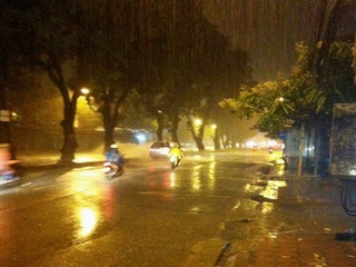 Hà Nội bất ngờ mưa lớn ngập đường