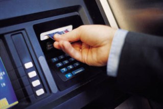 Cảnh giác với những siêu trộm ẩn nấp cạnh ATM