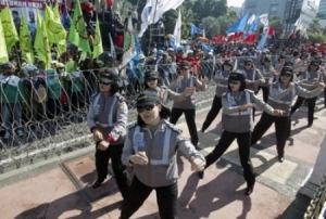 Nữ cảnh sát nhảy Gangnam Style trấn áp biểu tình
