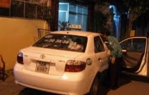 Truy tìm nhóm cướp xe taxi táo tợn trong đêm