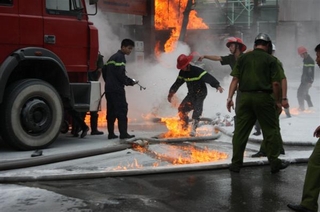 Dập tắt vụ cháy cây xăng, 10 cảnh sát bị thương