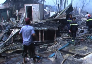 Kinh hoàng: Cháy lớn thiêu rụi  gần 100 căn nhà