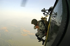  Đặc công huấn luyện nhảy dù chống khủng bố