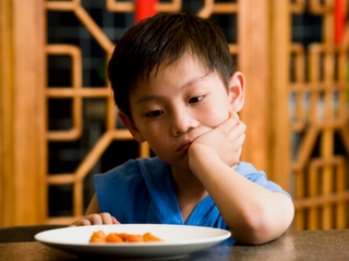 Ép ăn quá nhiều gây biếng ăn ở trẻ