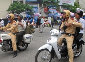 Cảnh sát giao thông nỗ lực giúp các thí sinh