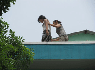 Thót tim với cô bé 14 tuổi leo lên nóc tòa nhà 3 tầng
