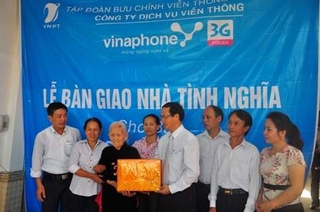 VinaPhone tặng nhà, nhận phụng dưỡng Mẹ Việt Nam anh hùng