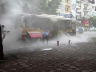  Xe buýt đang chở khách bốc cháy giữa Hà Nội