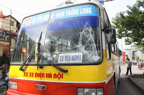 Hà Nội: Nam thanh niên liên tục lao đầu vào xe buýt