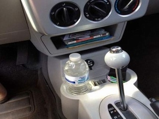 Nước uống để trên ôtô gây ung thư