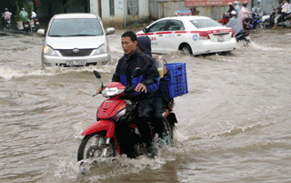 Sau một ngày, nhiều phố Hà Nội vẫn ngập