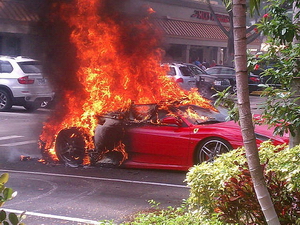  Kinh hoàng siêu xe Ferrari cháy thành tro