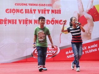 Thí sinh Giọng hát Việt nhí hát tặng bệnh nhi ung thư