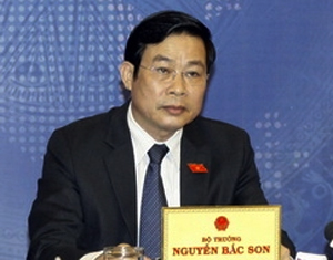 Bộ trưởng Nguyễn Bắc Son tặng học phí cho thủ khoa Học viện Công nghệ Bưu chính Viễn thông