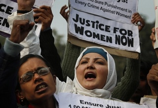 Kinh hoàng cứ 20 phút một phụ nữ Ấn Độ bị hiếp