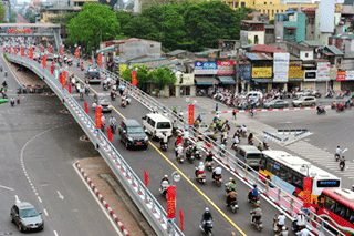 Những bất cập trên các cây cầu vượt &quot;nhẹ&quot; ở Hà Nội