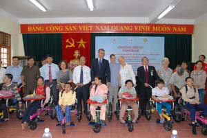 Australia trao tặng 166 xe lăn cho trẻ khuyết tật Việt Nam