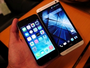Nên chọn iPhone 5S hay HTC One?