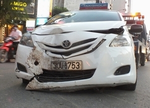 Hà Nội: Taxi va chạm xe máy, 4 người nhập viện