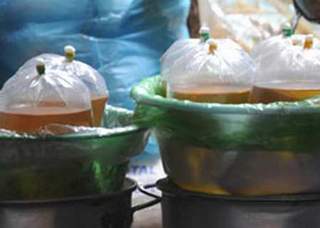 Dùng túi nilon đựng thực phẩm dễ nhiễm độc