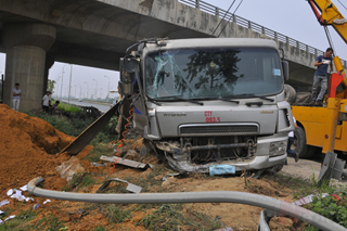  Mất lái, xe tải gặp nạn trên Đại lộ Thăng Long