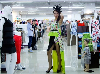 Cận cảnh thời trang thảm họa của Kim Thoa Top Model