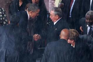 Cái bắt tay lịch sử giữa Tổng thống Obama và Chủ tịch Cuba
