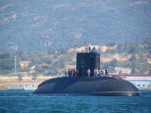  Cận cảnh tàu ngầm Kilo trên biển Cam Ranh