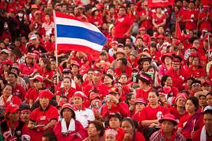 Người áo đỏ ra tay cứu Thủ tướng Thái