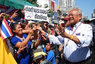Thủ tướng Thái lờ cảnh báo sắc lạnh của phe biểu tình