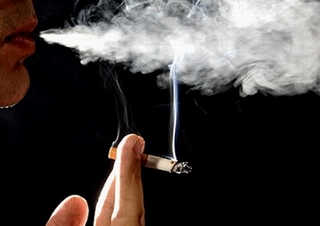 Nhiều người vẫn vi phạm quy định về cấm hút thuốc lá